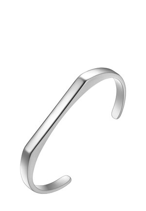 Silberne Metallarmreifen mit glatter, polierter Oberfläche, kantigem Design und offenen Enden für verstellbare Größen.