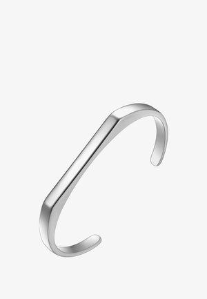 Pulsera de brazo de metal plateado con superficie lisa y pulida, diseño angular y extremos abiertos para un tamaño ajustable.