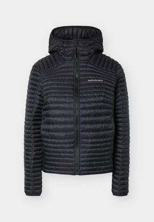 Črna prešita jakna s kapuco, sprednja zadrga in logotipom "Peak Performance" na levi strani prsnega koša, zasnovana za toploto in uporabo na prostem.