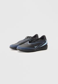 Nike tossud musta ja tume sinine tekstuuriga ülaserv, millel on helesinine aktsent ja madala profiiliga disain. Kummist tallad haardevuse jaoks.