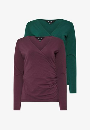 Due magliette a maniche lunghe: una in un profondo bordeaux con un design avvolgente e arricciature laterali, e l'altra in verde scuro con scollo a V.