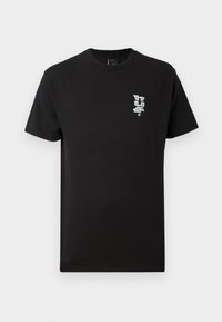 Sort bomulds t-shirt med korte ærmer og rund hals. Har et sølvlogo trykt på venstre brystområde. Glat tekstur.
