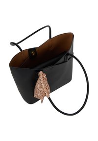 Sort læderhåndtaske med en tekstureret overflade, åben top og en brun indvendig. Har et dekorativt tørklæde med paisley-mønster som accent.