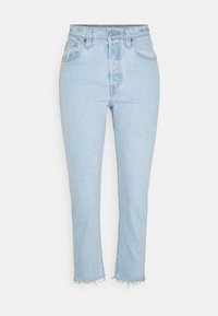 Vaqueros de denim azul claro con cintura alta, diseño de pierna recta, dobladillo sin acabar y estilo de cinco bolsillos. La tela tiene una textura ligeramente desgastada.