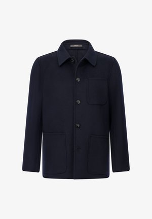 Granatowy wełniany płaszcz z guzikami z przodu, spiczastym kołnierzem, dwoma przednimi kieszeniami oraz jedną kieszenią na piersi. Gładka tekstura z dopasowanym fasonem.