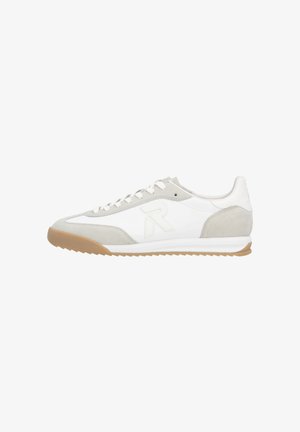 Lage sneaker in wit en lichtgrijs met een gumzool, veterluiting en een geperst "R"-logo aan de zijkant.