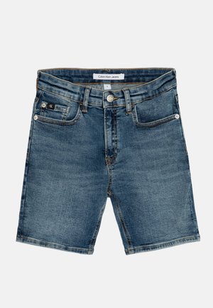 Niebieskie szorty jeansowe Calvin Klein z szlufkami na pasek, guzikiem z przodu, zamkiem błyskawicznym oraz stylem z pięcioma kieszeniami, rozłożone płasko na białym tle.
