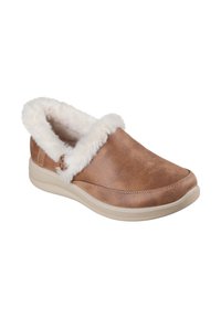 Brun slip-on sko med en blød hvid pelskant, læderoverdel, rund tå og en lys beige sål. Har syninger som accent på siden.