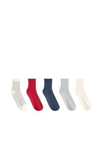 Cinq paires de chaussettes courtes en ligne, couleurs de gauche à droite : blanc avec des rayures rouges, rouge uni, bleu foncé uni, gris clair uni, blanc cassé uni.