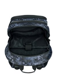 Zaino nero con un design geometrico. La tasca principale con zip presenta una texture liscia e un interno nero con una cinghia di sicurezza.