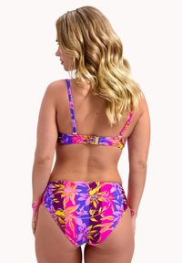 Bikini set má živý květinový vzor v purpurové, růžové a žluté barvě. Nastavitelné ramínka, zapínání na háček na zádech a zavazovací boční detaily na spodním dílu.