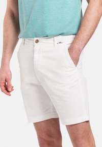 Witte katoenen shorts met voorkruipzakken, een knoopsluiting en een klein accent van de Italiaanse vlag nabij de tailleband. Casual, recht gesneden ontwerp.