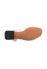Sandalo beige con tacco alto, punta quadrata, cinturini trasparenti e tacco in gomma nera. Suola piatta con una texture a motivo per una buona aderenza.