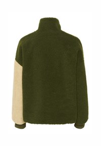 Giacca in pile verde con colletto alto, dotata di un pannello color crema sulla manica sinistra. Tessuto morbido con una vestibilità comoda.