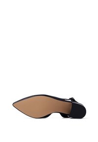 Scarpa in pelle nera a punta con tacco sottile. La suola è beige con lievi scanalature, caratterizzata da un piccolo accento nero vicino al tacco.