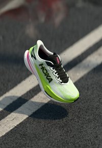 MACH X 3 - Scarpe da corsa su strada - white/neon lime