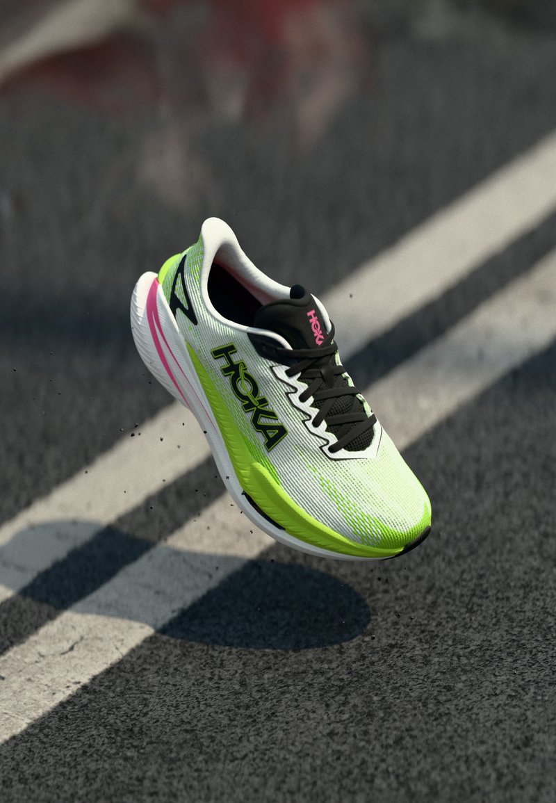 Chaussure de course légère avec un dessus blanc et jaune néon, accents noirs et logo rose. Caractéristiques d'une texture en maille respirante et d'une semelle courbée.