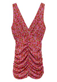 Débardeur fleuri avec un motif rose, rouge et vert, un col en V profond et un design froncé le long des côtés pour la texture et la forme.