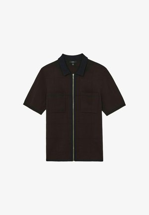 Rövid ujjú, sötétbarna ing, cipzárral az elülső részen, két mellzsebbel és kontrasztos tengerészkék gallérral.