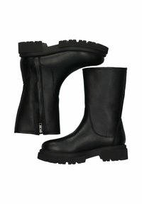 Botas de cuero negro hasta el tobillo con un acabado texturizado, que cuentan con un cierre lateral de cremallera y una suela de goma gruesa con surcos profundos.