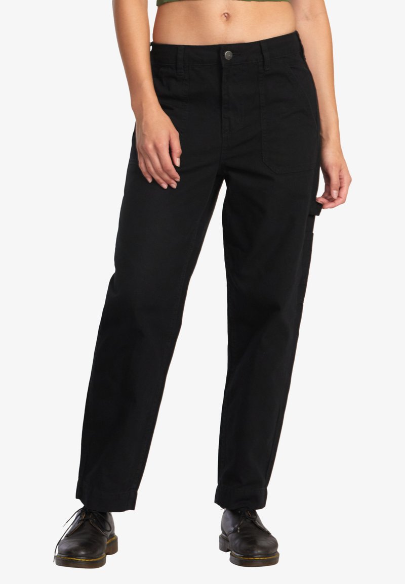 Zwarte katoenen broek met een rechte pijpontwerp, voorzien van een knoopsluiting aan de voorkant, riemlussen en zijzakken. Glad textuur met minimale details.