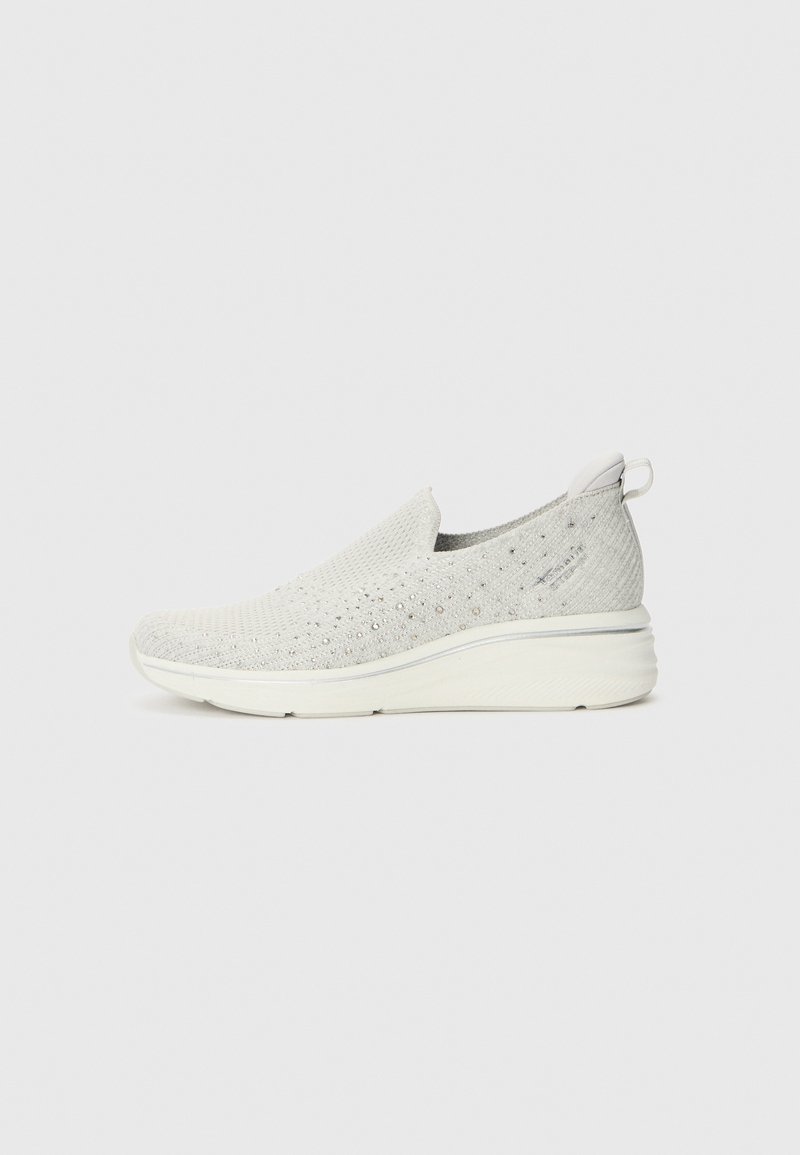 Szürke slip-on sportcipő texturált kötött felsőrésszel, fehér középtalppal és alacsony profilú dizájnnal. A hátsó részén húzófül található a könnyű felhúzás érdekében.