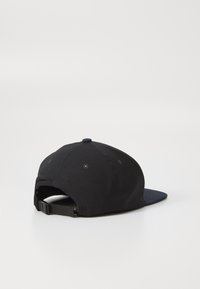 Fekete baseball sapka lapos karimával, pamutból készült, hátul állítható pánttal és hat szellőzőnyílással.