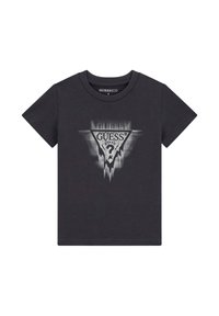 Černé bavlněné tričko s krátkým rukávem, které má trojúhelníkové logo "GUESS?" v bílé a šedé s abstraktním designem.