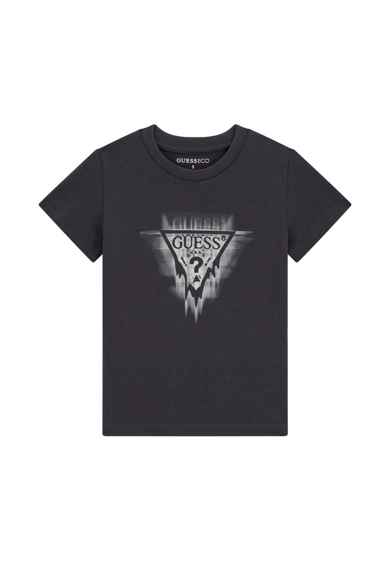Černé bavlněné tričko s krátkým rukávem, které má trojúhelníkové logo "GUESS?" v bílé a šedé s abstraktním designem.