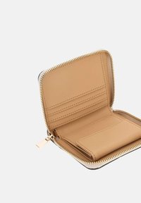 Beige leren portemonnee met een gouden rits, voorzien van meerdere kaartsleuven en één vak voor biljetten. Gladde textuur en minimalistisch ontwerp.