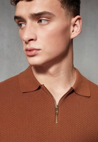 Next SHORT SLEEVE BUBBLE ZIP -REGULAR FIT - Piké - red