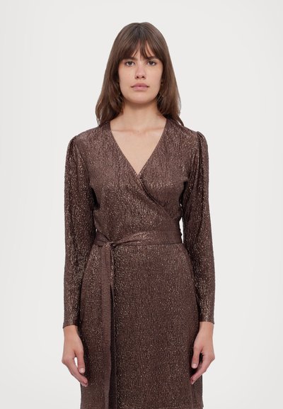 Schimmerndes braunes Wickelkleid mit langen Ärmeln, strukturiertem Stoff, V-Ausschnitt und passendem Gürtel, der die Taille betont.