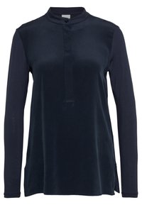 Granatowa bluzka z długim rękawem z kołnierzem stójkowym, z zapięciem na guziki i bocznymi rozcięciami, wykonana z gładkiego, miękkiego materiału z delikatnym połyskiem.