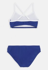 Das blaue Bikini-Set umfasst ein kurzes Top mit einem überkreuzten Rückendesign und weißen Akzenten, kombiniert mit passenden hoch taillierten Bottoms. Glatte Textur.