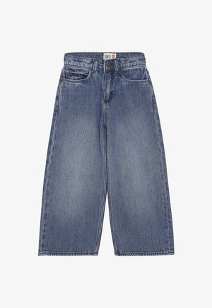 Weite blaue Jeans aus Denim mit vorderem Knopf, Gürtelschlaufen und Fünf-Taschen-Design, flach auf weißem Hintergrund ausgelegt.