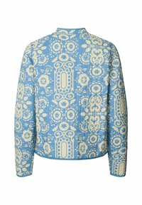 Giacca trapuntata con un tessuto azzurro chiaro e un motivo floreale e geometrico crema. Ha un collo rotondo e maniche lunghe.