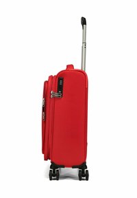 Rode koffer met een gestructureerd oppervlak, twee ritsen, een combinatieslot en een uitschuifbare handgreep; beschikt over vier zwarte wielen voor mobiliteit.