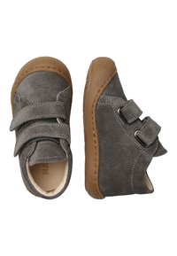 Chaussures gris en daim avec deux sangles Velcro et semelles en caoutchouc marron. Bout arrondi et détails de couture. Doublure intérieure douce.