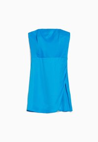 Robe sans manches bleue en tissu lisse, avec un corsage ajusté, un décolleté droit et un détail drapé sur le côté pour un design supplémentaire.