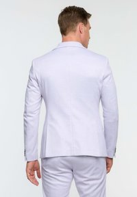 Chaqueta de traje de color púrpura claro con textura fina, corte ajustado, una abertura en la parte posterior y solapas con muesca. Presenta puños con botones y un diseño ajustado.