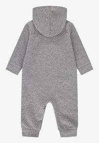 Grau Baumwoll-Overall mit Kapuze, langen Ärmeln und umgeschlagenen Knöcheln. Weicher Stoff und schlichtes Design ohne Verzierungen oder Muster.