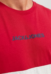 Jack & Jones JJEREID BLOCKING TEE - T-Shirt print - tango red