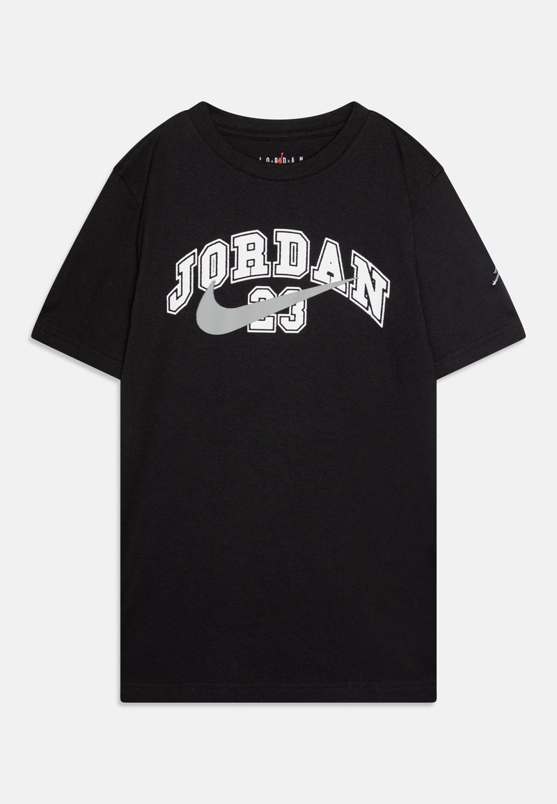 Černé bavlněné tričko s bílým nápisem "JORDAN 23" a šedým logem Nike swoosh. Krátké rukávy a klasický kulatý výstřih.