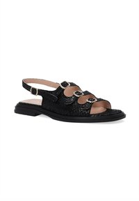 Sort slingback sandal med struktureret reptil-lignende materiale, tre justerbare stropper med sølv spænder og en flad gummisål.