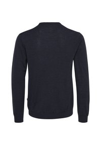 Granatowy dzianinowy sweter z długimi rękawami, okrągłym dekoltem i gładką fakturą. Posiada prążkowany dół i mankiety, bez widocznych logo ani wzorów.