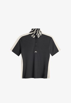 Czarna koszulka polo z krótkim rękawem z beżowymi bocznymi panelami, zapięciem na trzy guziki oraz kołnierzykiem złożonym, ozdobionym czarno-beżowym wzorem w zygzak.