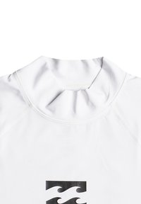Vit rash guard med hög krage, slät textur och svart våg grafik i mitten. Inkluderar flatlocksöm detaljer.