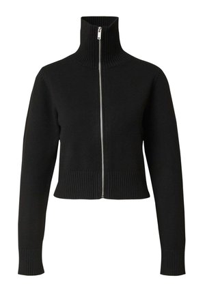 Schwarzer, kurzer Pullover mit hohem Kragen, durchgehendem Reißverschluss, gerippten Bündchen und Saum. Hergestellt aus strukturiertem Strickmaterial.