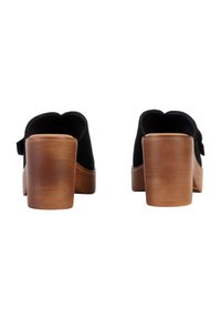 Sabots en suède noir à plateforme avec un bout arrondi, dotés d'un talon en bois lisse et d'un détail de sangle sur le côté.