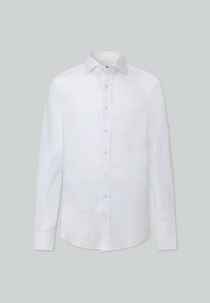 Vit långärmad skjorta i slätt tyg, med klassisk krage, knapprad framtill och rundad nederkant. Enkel design utan mönster.